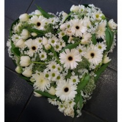 Heart of flowers - white