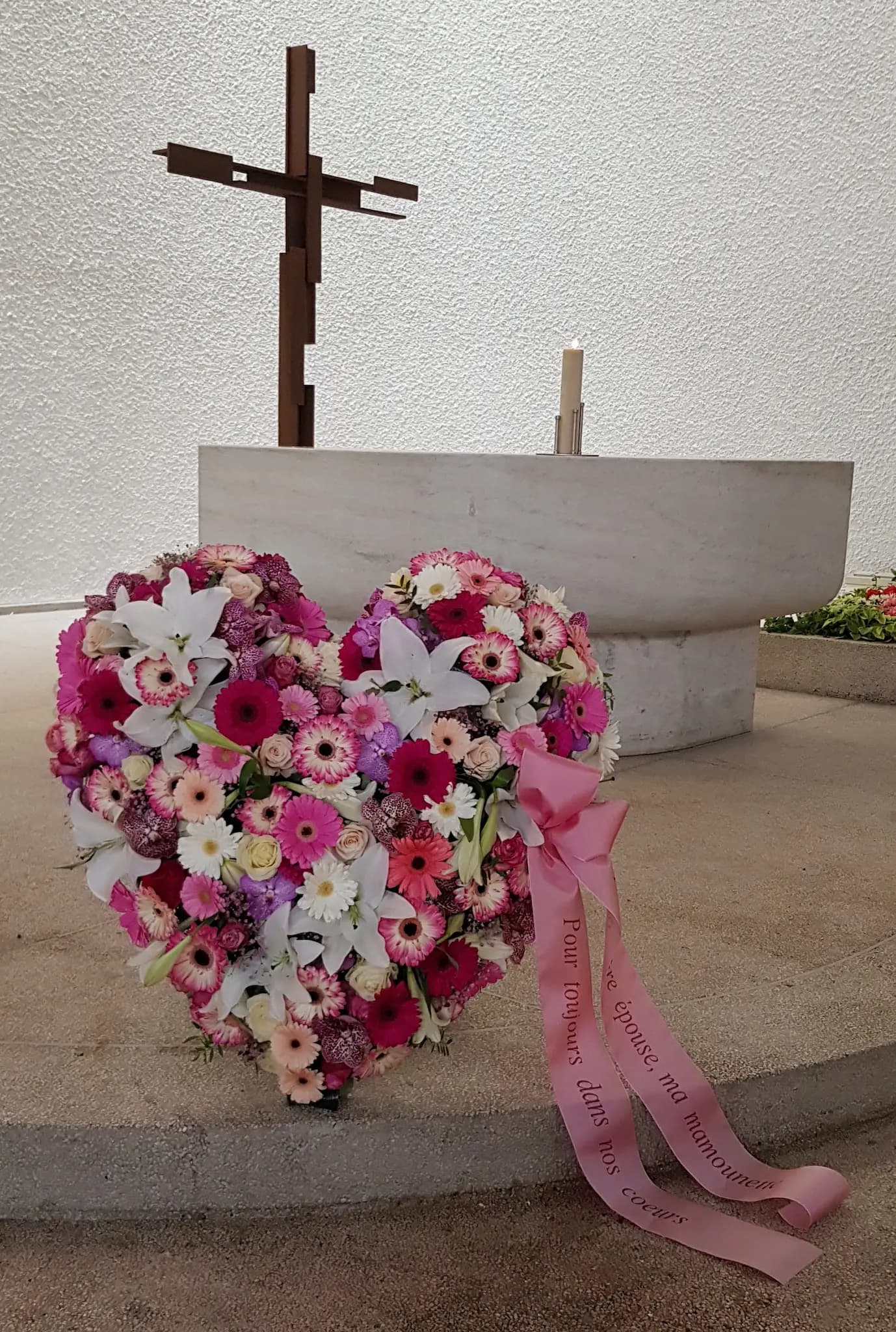 Cœur du Souvenir Fleuri | Hommage de Lys & Gerberas Roses