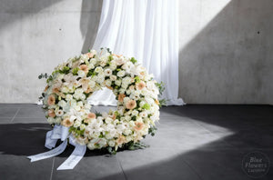 Couronne de Deuil Tendresse Éternelle | Roses & Lys Blancs Livraison | Lausanne |  Suisse