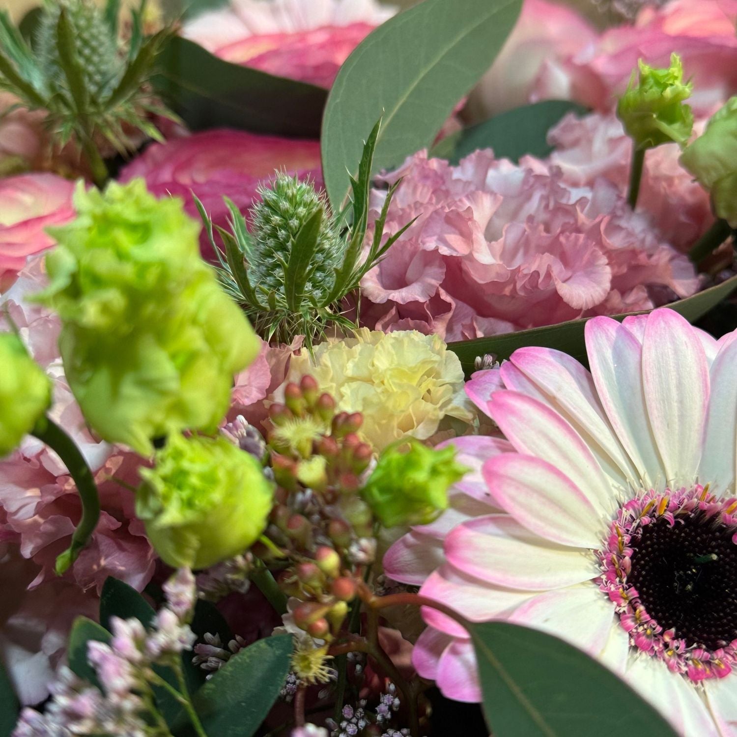 Purple Elegance – Sparkling Seasonal Bouquet