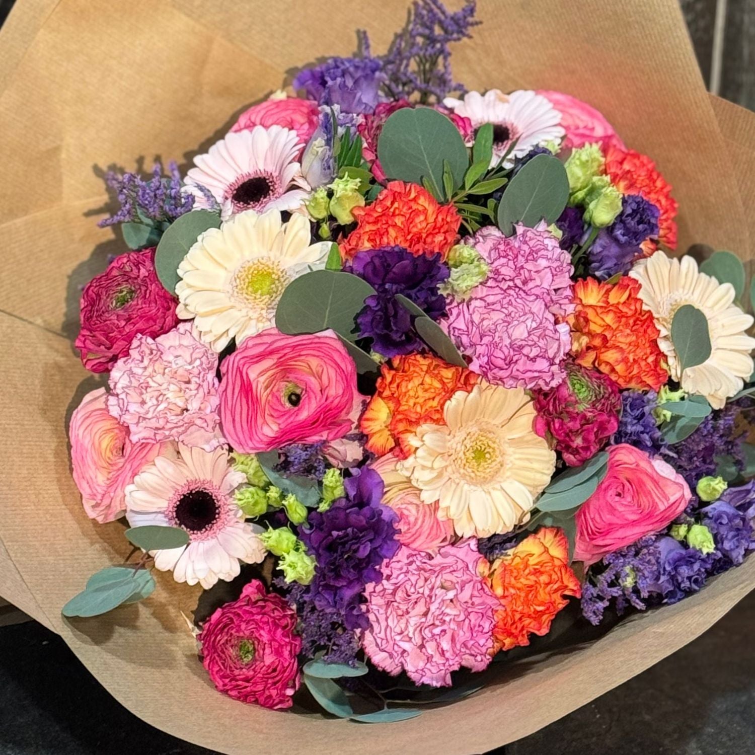 Douceur de Bois-Cerf | bouquet compact coloré | Fleuriste à Lausanne | Livraison de Fleurs en Clinique