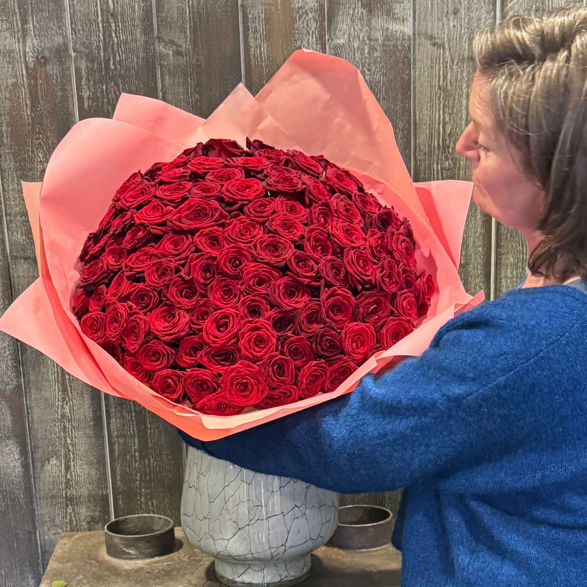 БУДЬ СЧАСТЛИВЫМ - Сезонный букет, воздушный шар и плюшевая игрушка | Синие цветы | Лозанна