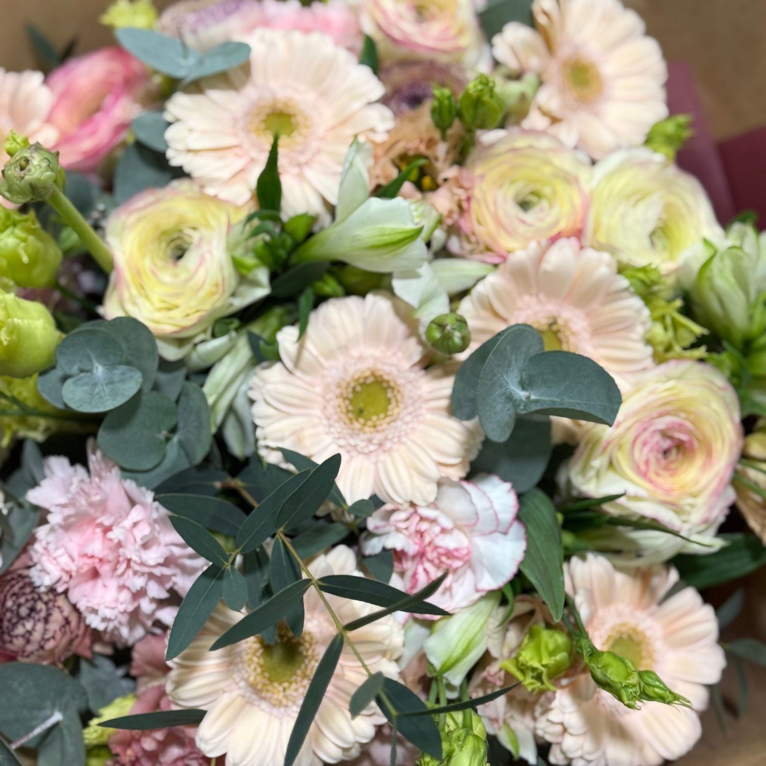 Purple Elegance – Sparkling Seasonal Bouquet